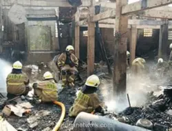 Kebakaran Pabrik Bingkai di Duren Sawit Padam Setelah 15 Jam, Tidak Ada Korban Jiwa