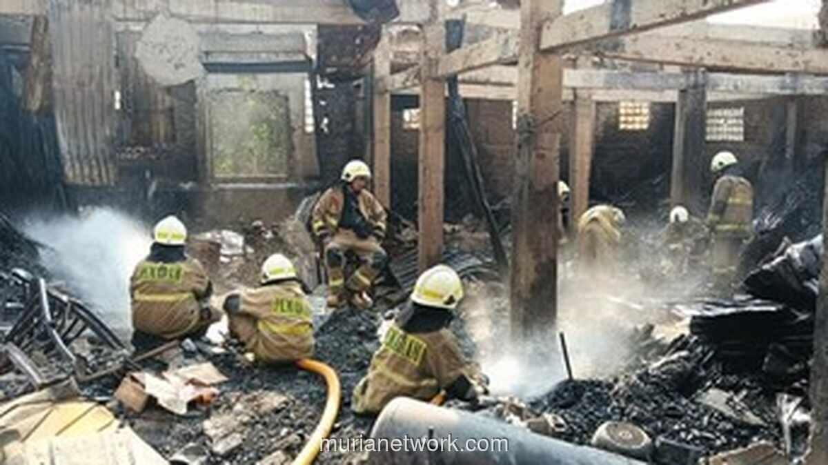 Kebakaran Pabrik Bingkai di Duren Sawit Padam Setelah 15 Jam, Tidak Ada Korban Jiwa