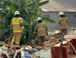 Kebakaran TPS di Jakarta Timur Masih dalam Pendinginan, Satu Petugas Damkar Meninggal