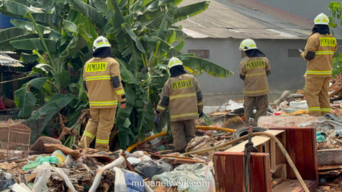 Kebakaran TPS di Jakarta Timur Masih dalam Pendinginan, Satu Petugas Damkar Meninggal