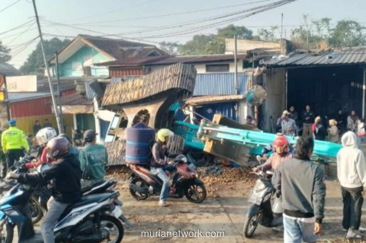 Truk Angkut Ekskavator Tabrak Mobil Sayur di Cianjur, Dua Tewas Tergencet
