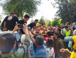 Peternak Yogyakarta Bagikan Ribuan Ayam dan Telur di Malioboro, Protes Harga Pakan Melonjak