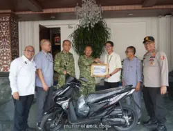 Menko Polkam Beri Motor Baru untuk Wartawan yang Motornya Hilang saat Liputan