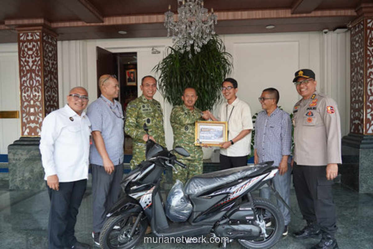 Menko Polkam Beri Motor Baru untuk Wartawan yang Motornya Hilang saat Liputan