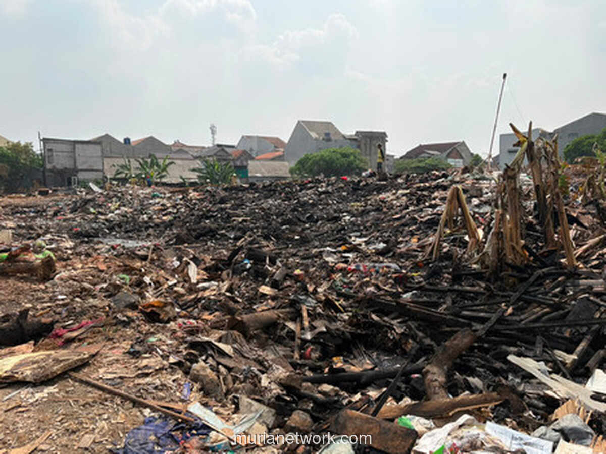 Kebakaran Tumpukan Sampah di Kramat Jati Ganggu Warga, Diduga TPS Ilegal