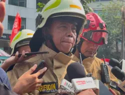 Kebakaran Gedung Bapenda DKI Jakarta, Petugas Padamkan Api dan Lakukan Penyisiran