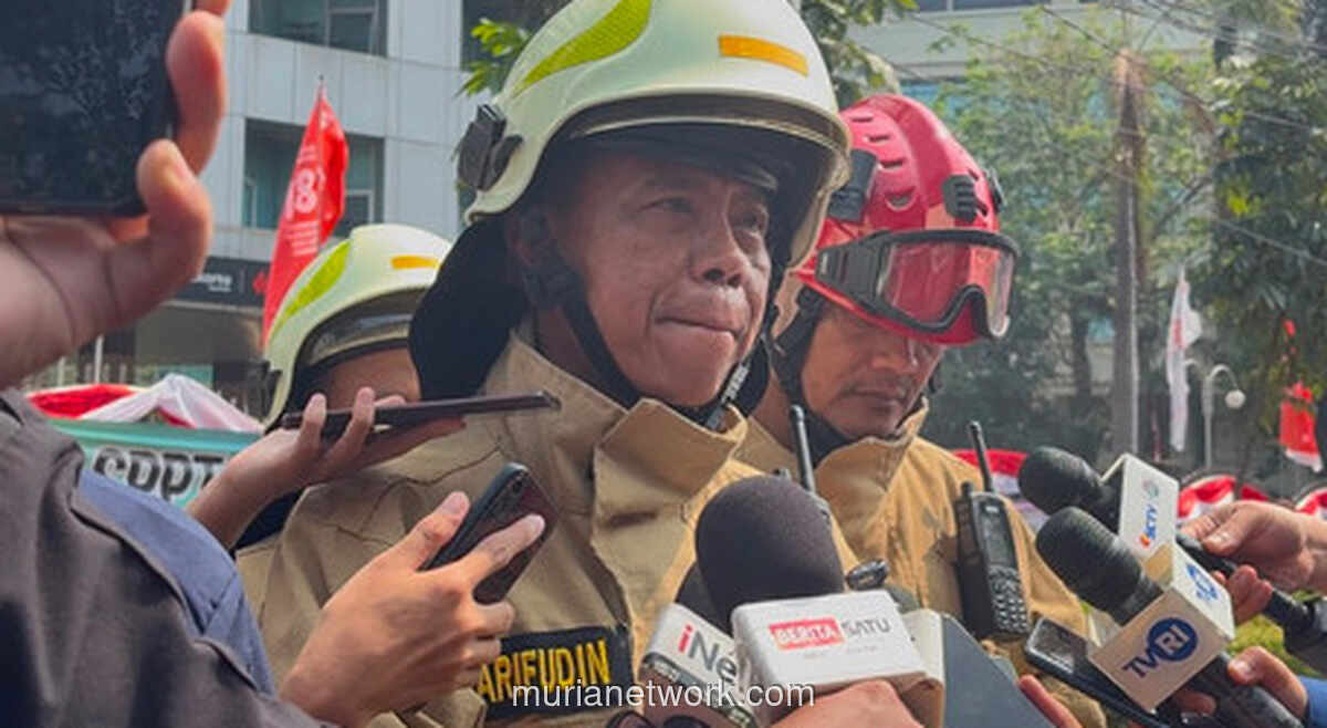 Kebakaran Gedung Bapenda DKI Jakarta, Petugas Padamkan Api dan Lakukan Penyisiran