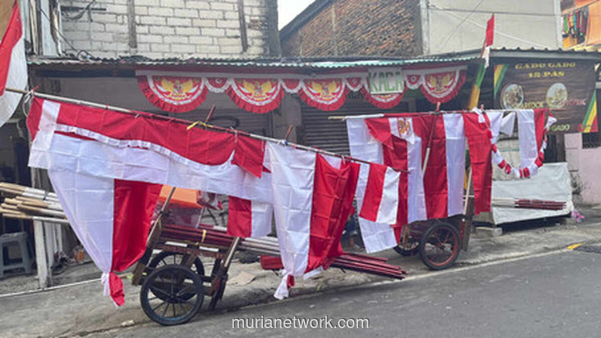 Menjelang 17 Agustus, Pedagang Bendera Keliling Keluhkan Sepinya Pembeli