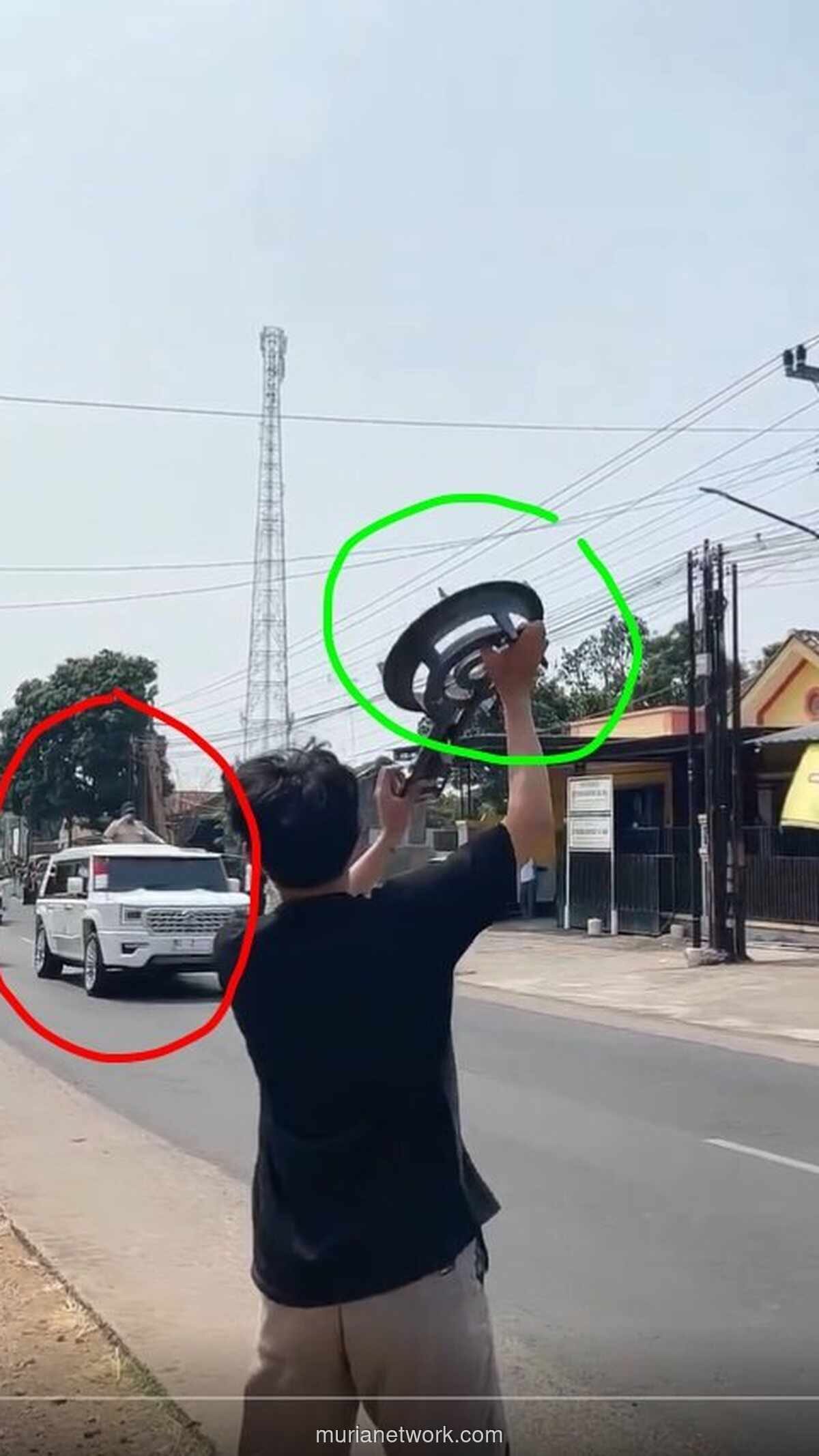 Momen Prabowo di Batang: Pemuda Angkat Kompor Gas Besar, Presiden Balas dengan Jempol