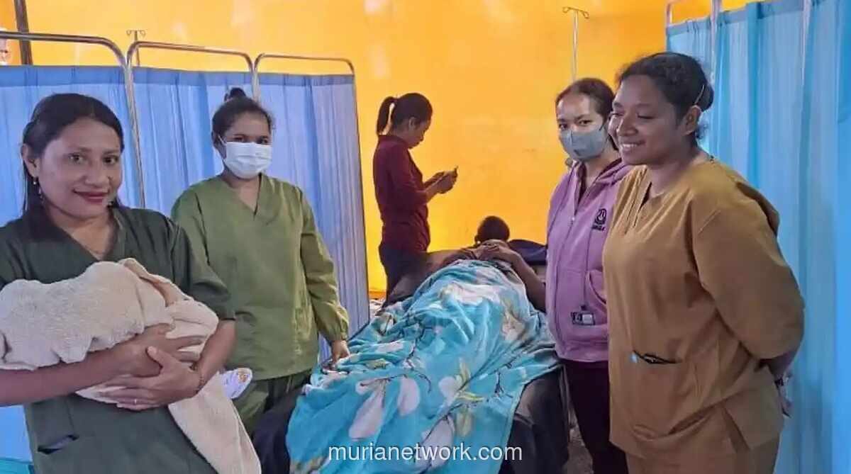Enam Bidan di Ngada Tangani Persalinan dengan Senter HP di Tenda Darurat