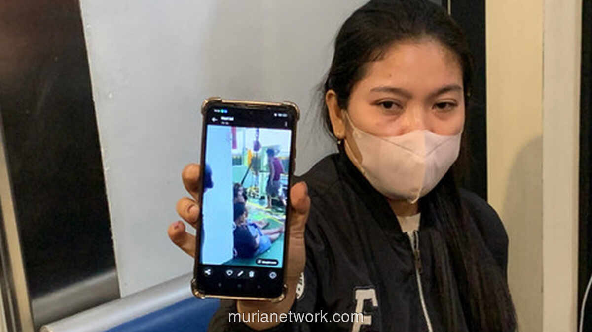 Menanti Kabar di Pelabuhan, Istri Sopir Tronton Cemas Suaminya Tak Ada di Manifes Kapal Terbakar