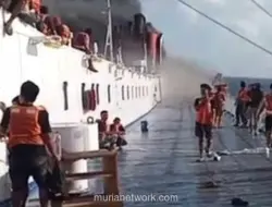 Kapal Penumpang KM Mutiara Sentosa 2 Terbakar di Perairan Sumenep, Penumpang Berkerumun di Geladak