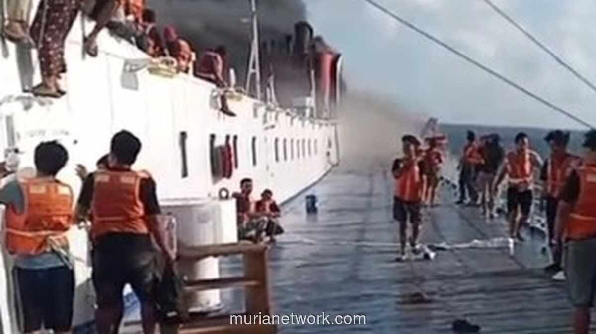 Kapal Penumpang KM Mutiara Sentosa 2 Terbakar di Perairan Sumenep, Penumpang Berkerumun di Geladak