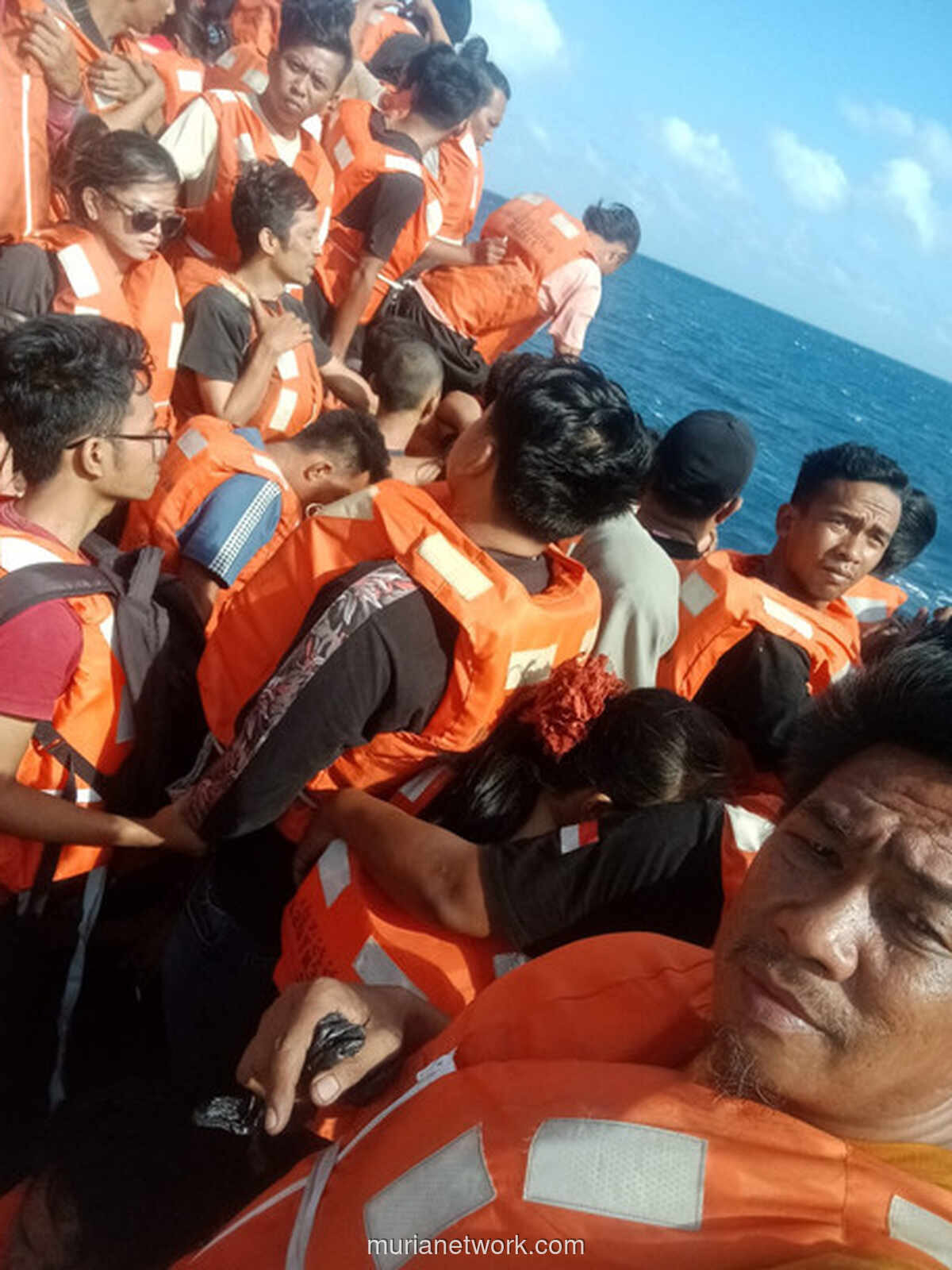 Kapal KM Sentosa 2 Terbakar di Perairan Sumenep, Evakuasi Penumpang Berlangsung