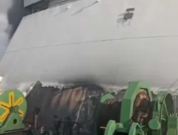 KM Mutiara Sentosa 2 Terbakar di Perairan Sumenep, Evakuasi Penumpang Berlangsung