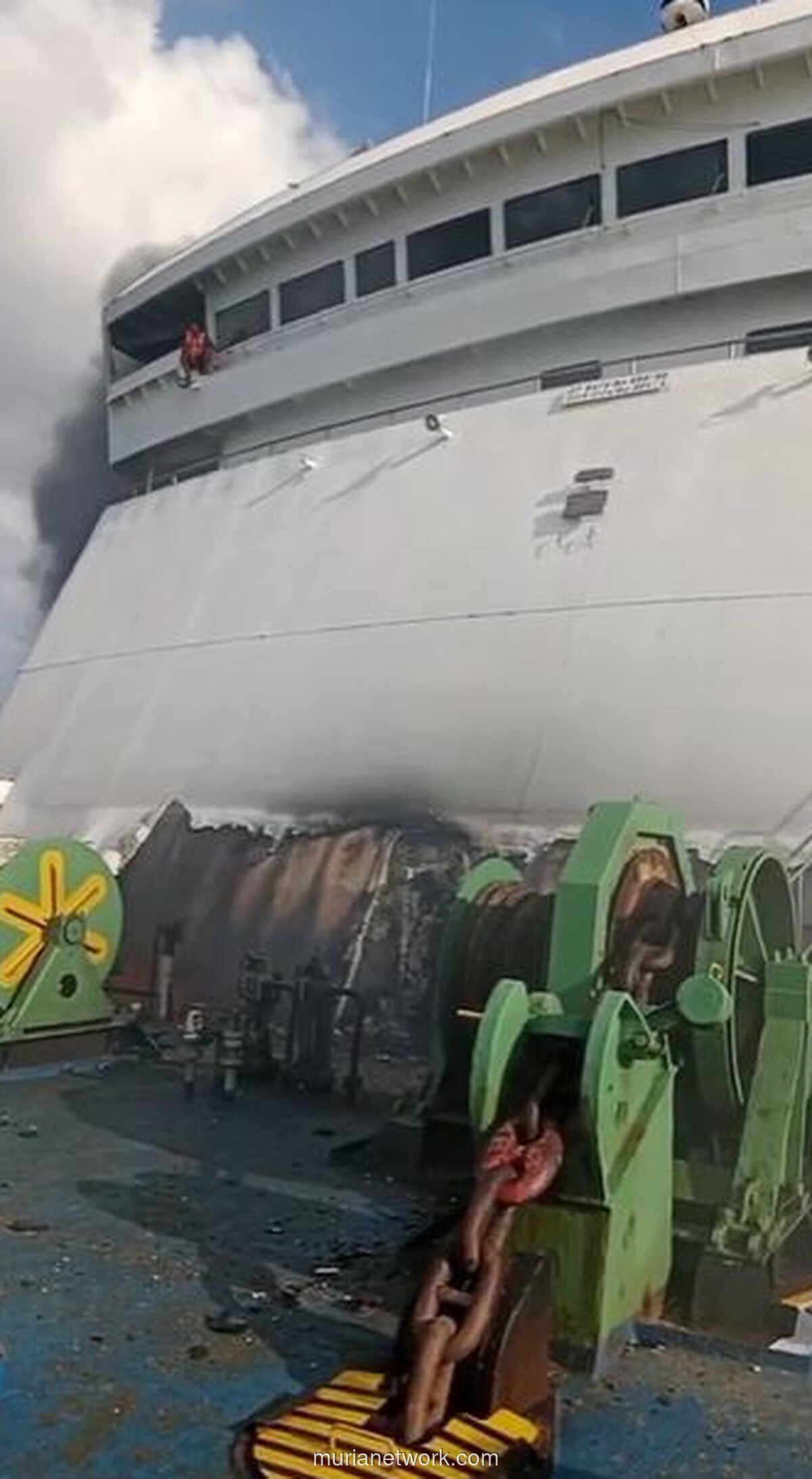 KM Mutiara Sentosa 2 Terbakar di Perairan Sumenep, Evakuasi Penumpang Berlangsung