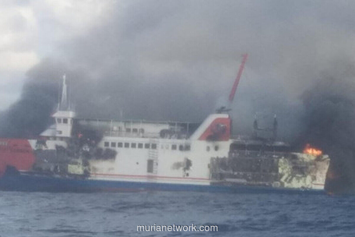 KMP Putri Yasmin Terbakar di Selat Lombok, Ratusan Penumpang Dievakuasi