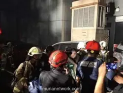 Damkar Evakuasi Pekerja dari Lantai 15 Gedung Bapenda yang Terbakar
