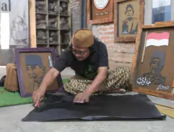 Perajin Kudus Buat Siluet Wajah Jokowi dan Soekarno dari Limbah Spons Sandal