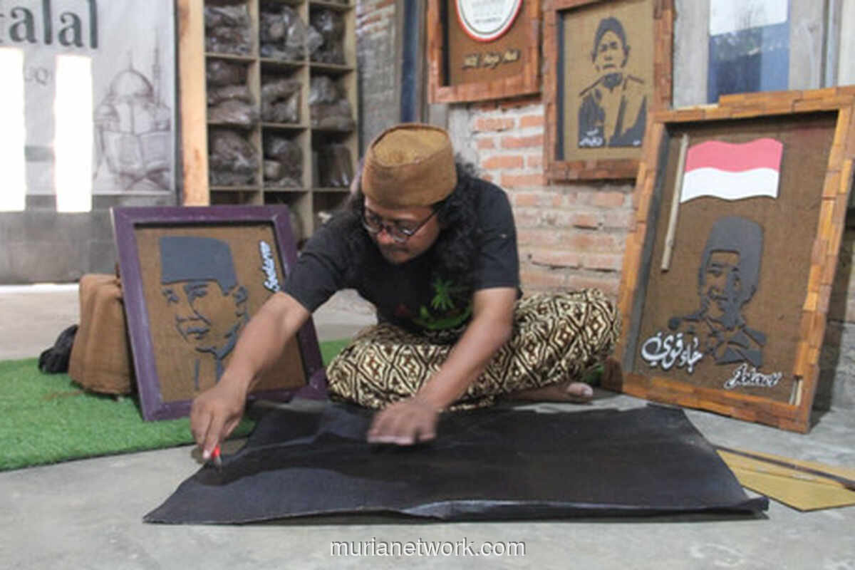 Perajin Kudus Buat Siluet Wajah Jokowi dan Soekarno dari Limbah Spons Sandal