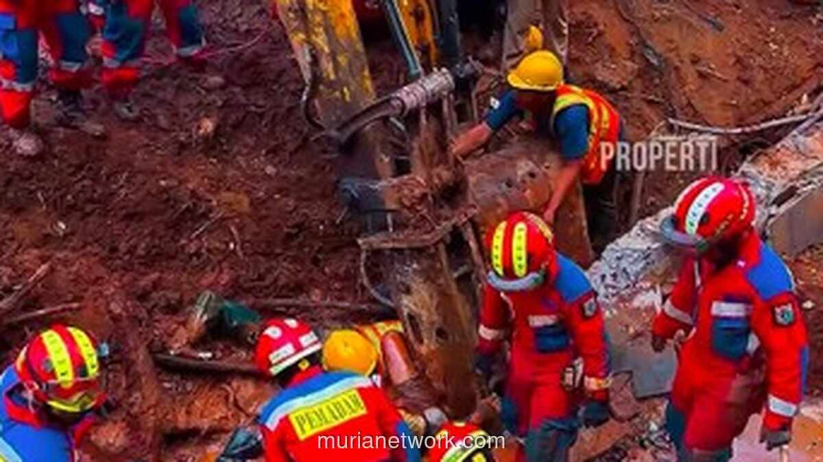 Dua Pekerja Tertimpa Beton Turap di Jakarta Timur, Evakuasi Berlangsung Dramatis