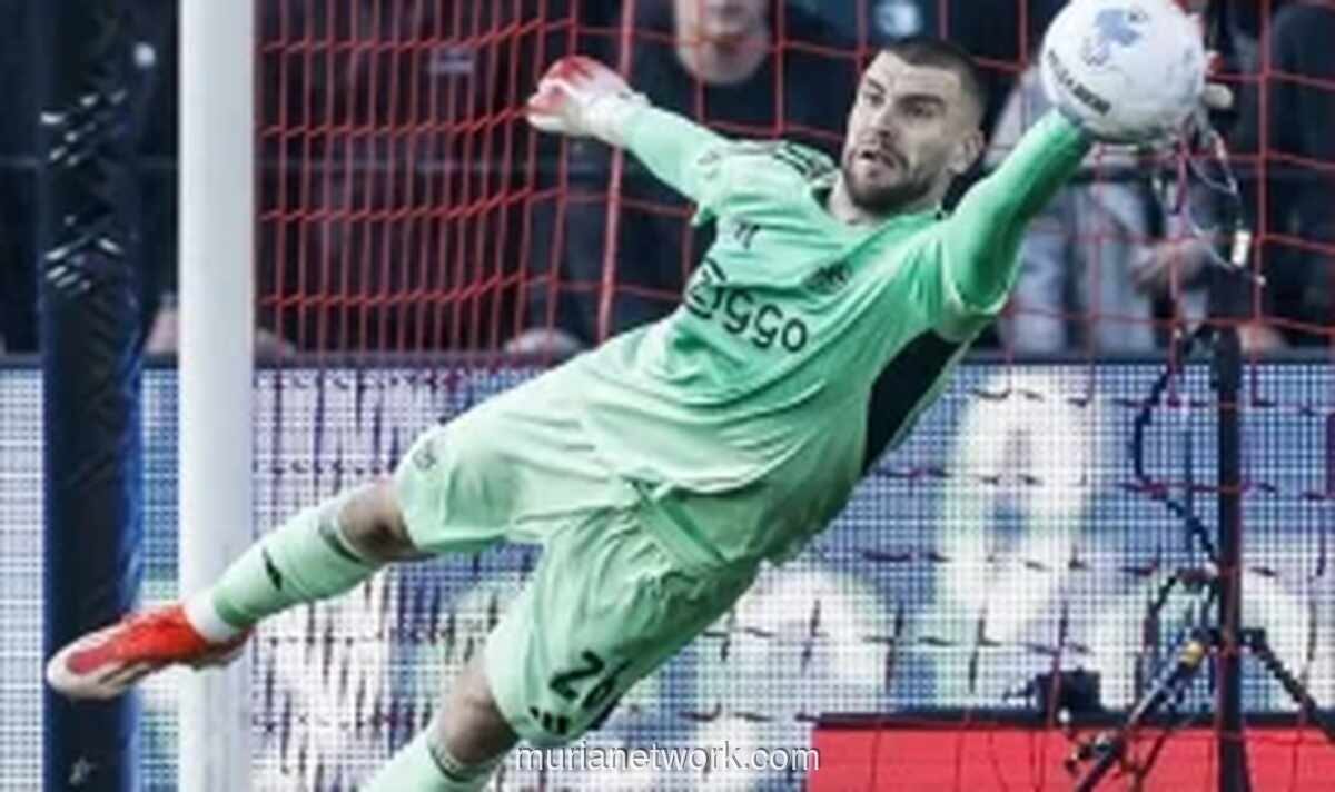 Debut Manis Ter Stegen di Ajax, Posisi Maarten Paes Terancam