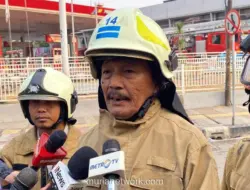Masih Ada Titik Panas, 24 Mobil Damkar Dikerahkan untuk Pendinginan Gedung Bapenda DKI