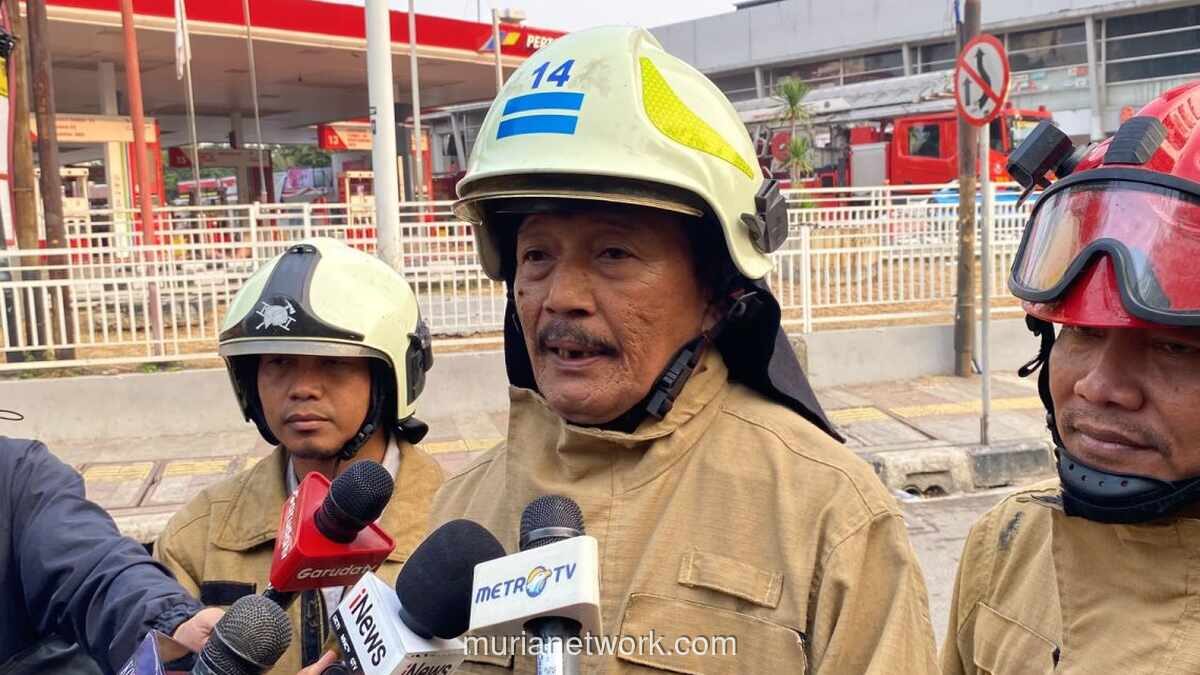 Masih Ada Titik Panas, 24 Mobil Damkar Dikerahkan untuk Pendinginan Gedung Bapenda DKI