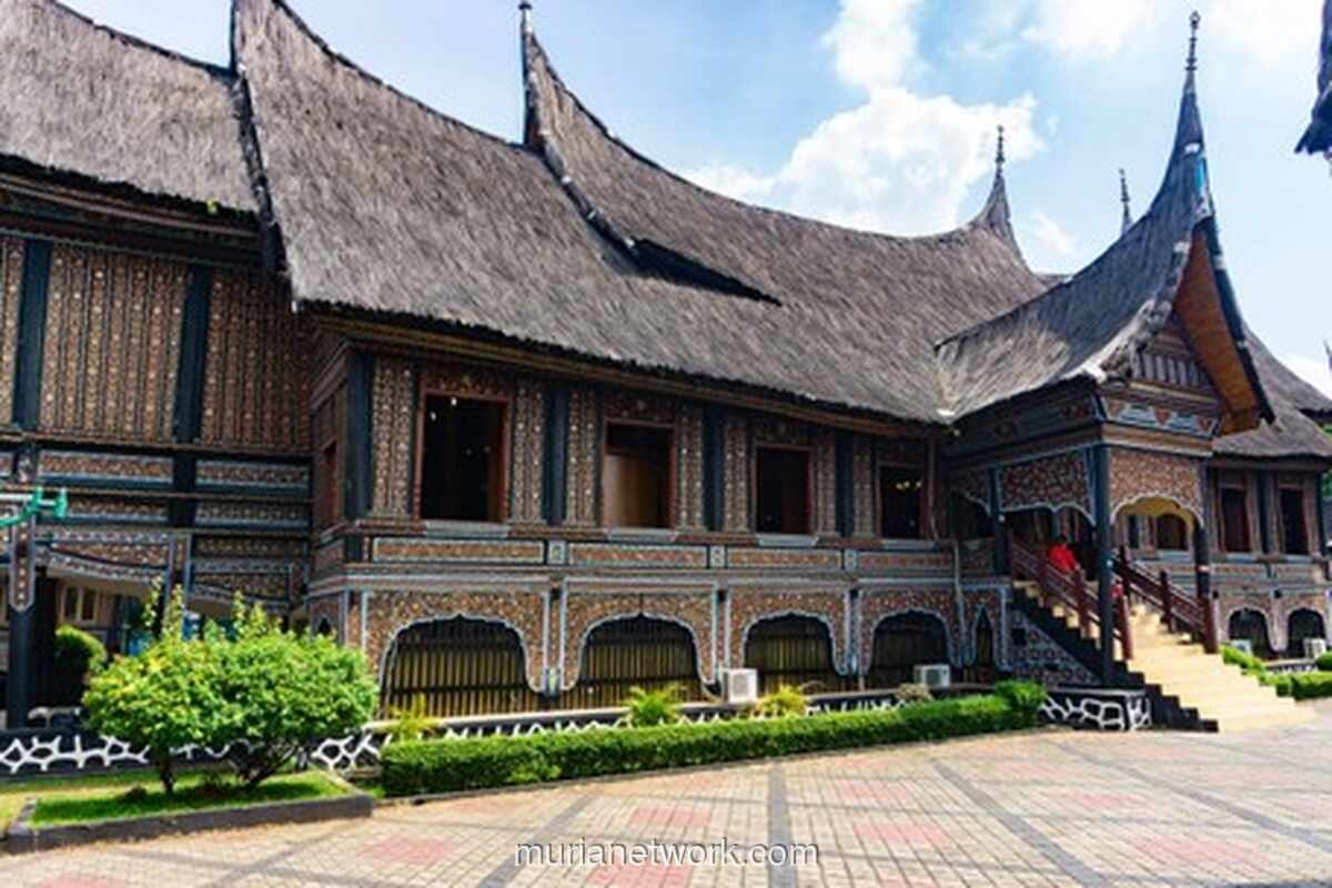 Bentuk Atap Rumah Adat Indonesia, Cermin Adaptasi Lingkungan dan Identitas Budaya