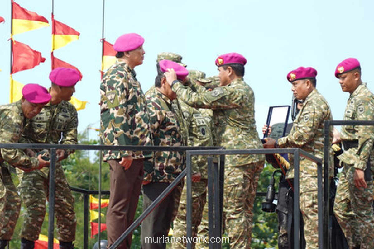 Lima Pejabat TNI dan Kementerian Pertahanan Terima Warga Kehormatan Korps Marinir