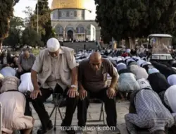 Puluhan Ribu Warga Palestina Salat Jumat di Al-Aqsha Meski Dibatasi Israel