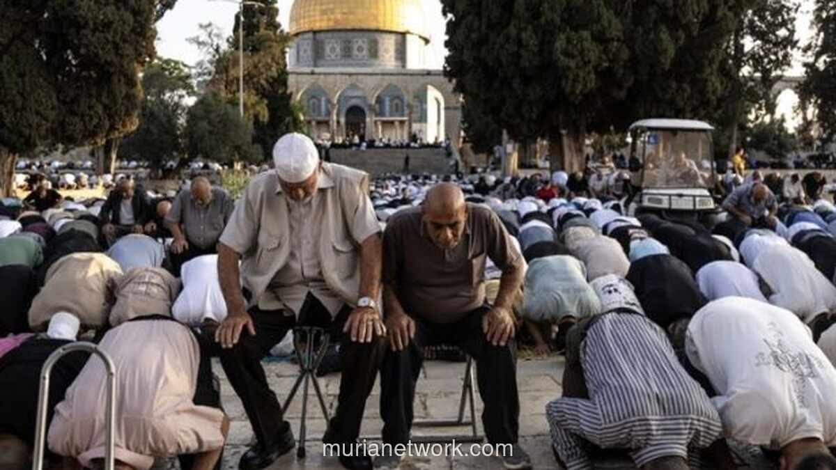 Puluhan Ribu Warga Palestina Salat Jumat di Al-Aqsha Meski Dibatasi Israel
