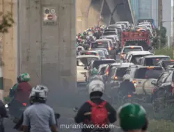 Mobil Tabrak Pembatas Jalan di Cawang, Sejumlah Rute TransJakarta Dialihkan