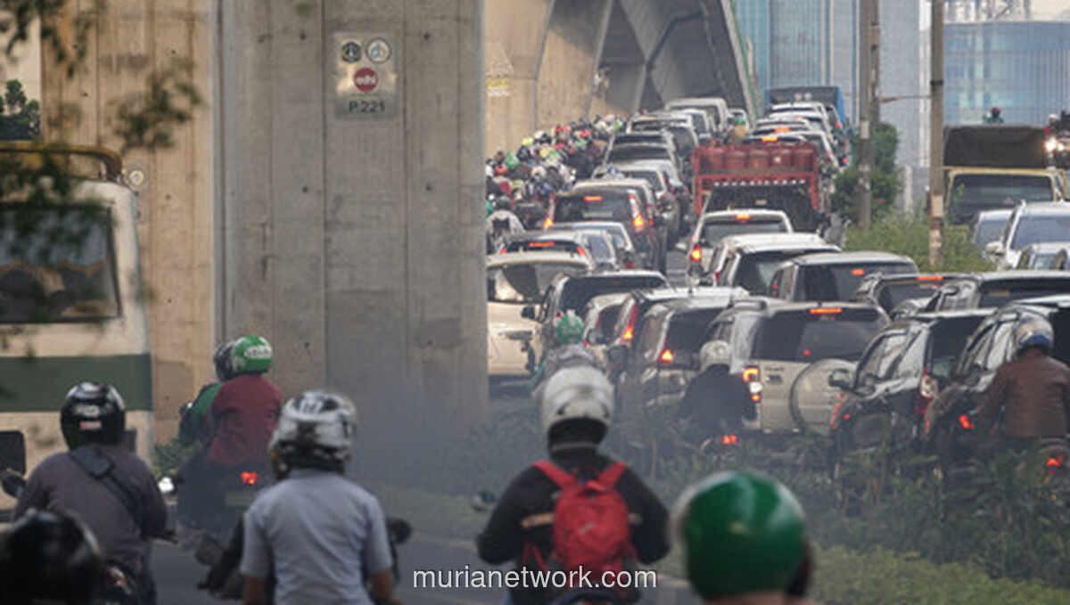 Mobil Tabrak Pembatas Jalan di Cawang, Sejumlah Rute TransJakarta Dialihkan