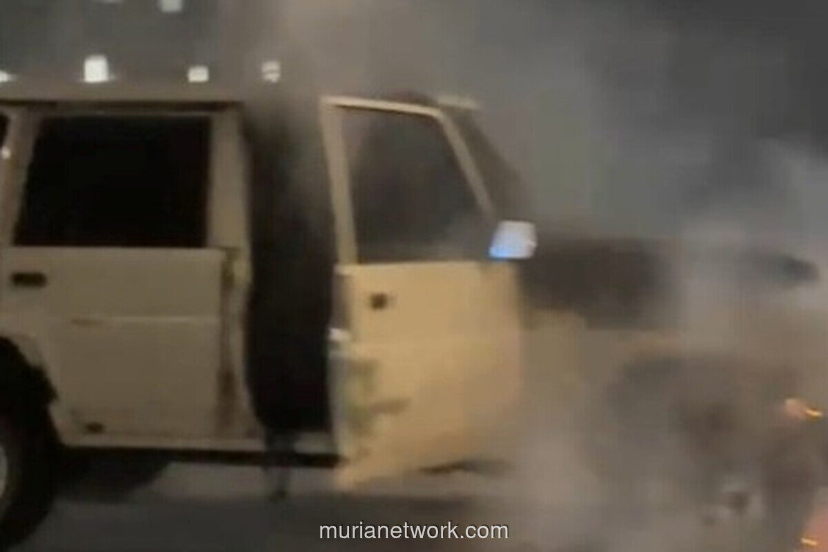 Mobil Terbakar di Bawah Flyover Tendean, Lalin Tersendat