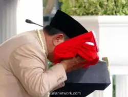 Momen Prabowo Cium Sang Merah Putih Usai Upacara Penurunan Bendera HUT ke-81 RI