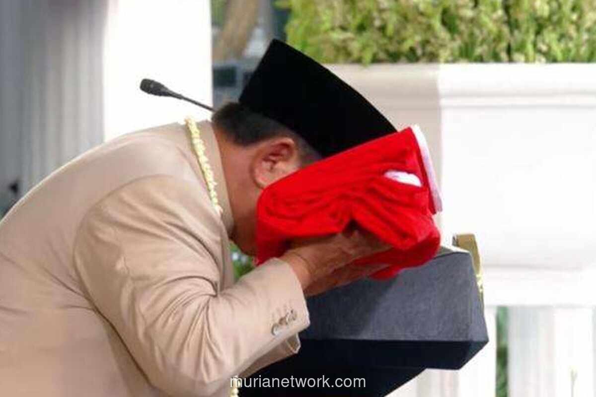 Momen Prabowo Cium Sang Merah Putih Usai Upacara Penurunan Bendera HUT ke-81 RI