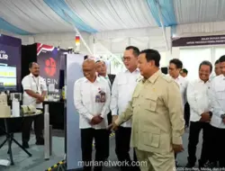 Prabowo Uji Ketahanan Genteng BRIN dengan Dibanting dan Diinjak