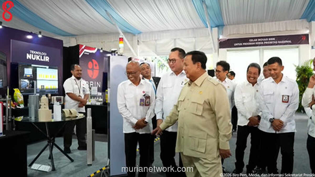 Prabowo Uji Ketahanan Genteng BRIN dengan Dibanting dan Diinjak