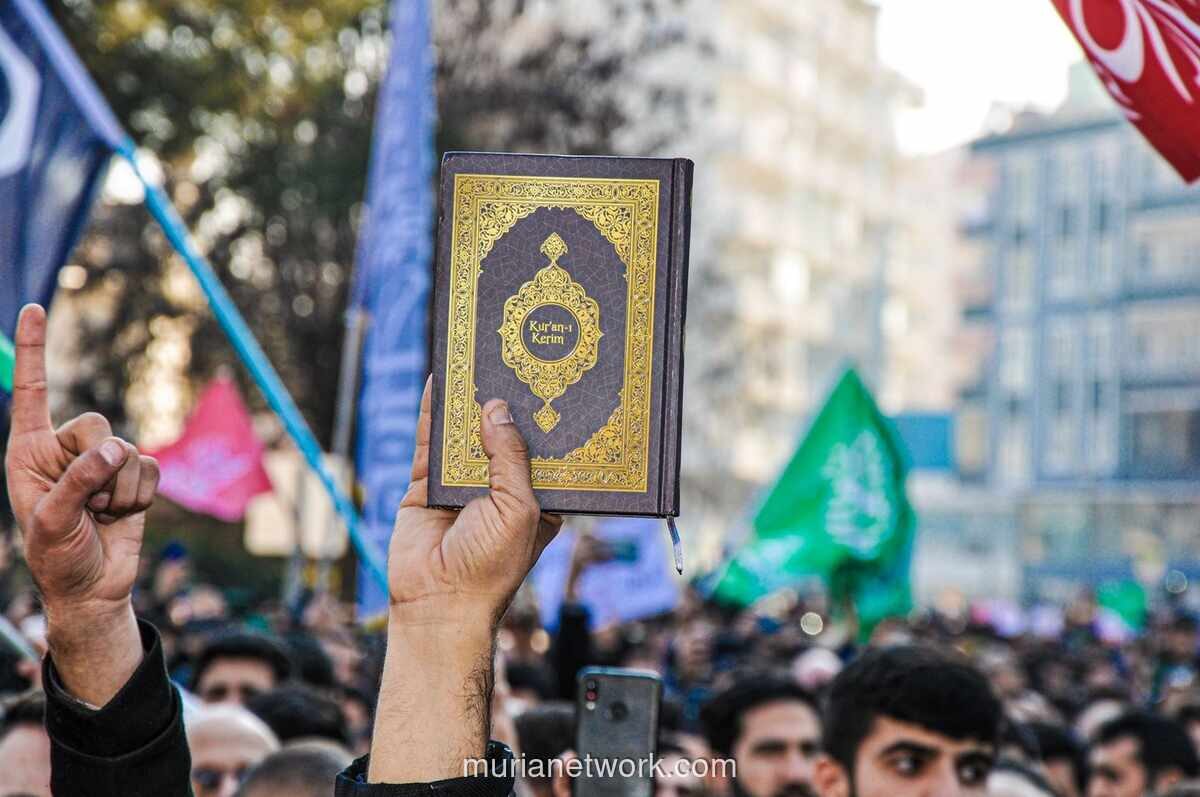 Marah Saat Kitab Suci Dihina: Respons Manusiawi, Bukan Bukti Antikritik