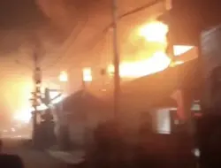 Kebakaran Melalap Pabrik Bingkai di Jakarta Timur, 100 Personel Damkar Dikerahkan
