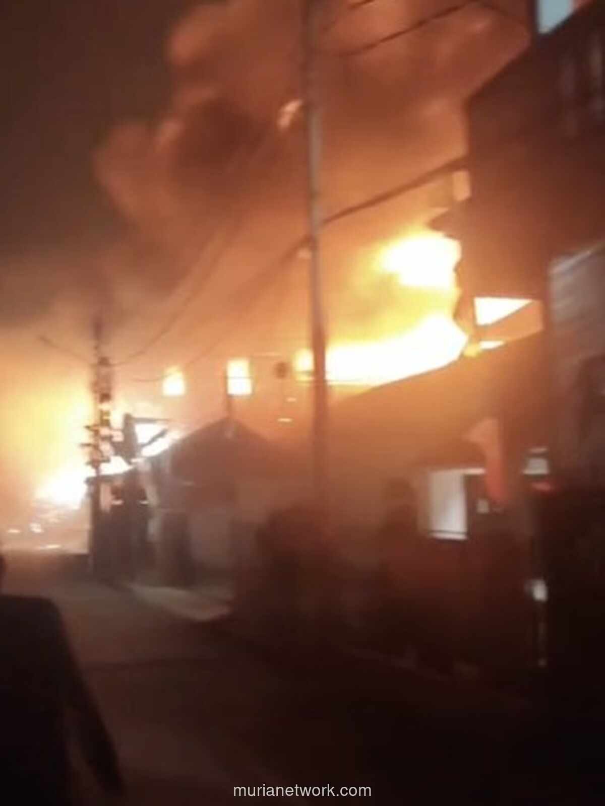 Kebakaran Melalap Pabrik Bingkai di Jakarta Timur, 100 Personel Damkar Dikerahkan