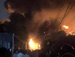 Kebakaran Melanda Pabrik Bingkai di Jakarta Timur, 22 Unit Damkar Dikerahkan