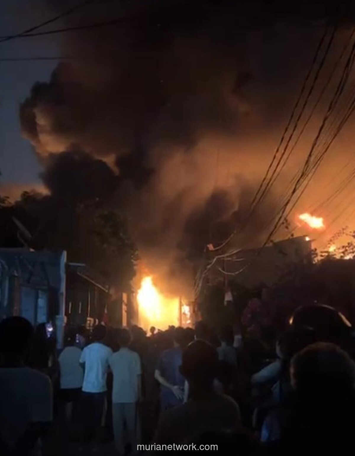Kebakaran Melanda Pabrik Bingkai di Jakarta Timur, 22 Unit Damkar Dikerahkan