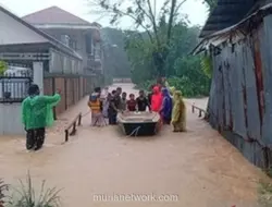 Banjir Terjang Padang, Tim Gabungan Evakuasi Warga dengan Perahu