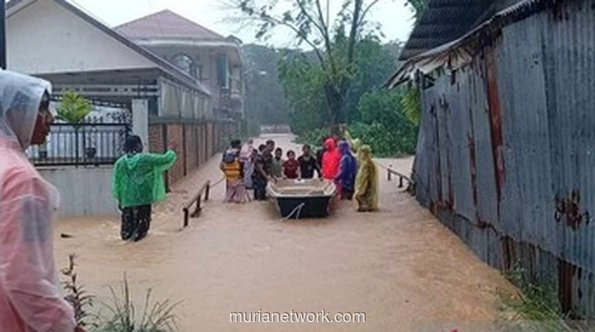 Banjir Terjang Padang, Tim Gabungan Evakuasi Warga dengan Perahu