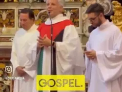Pastor Italia Pimpin Misa dengan Kasula Bermotif Bendera Palestina