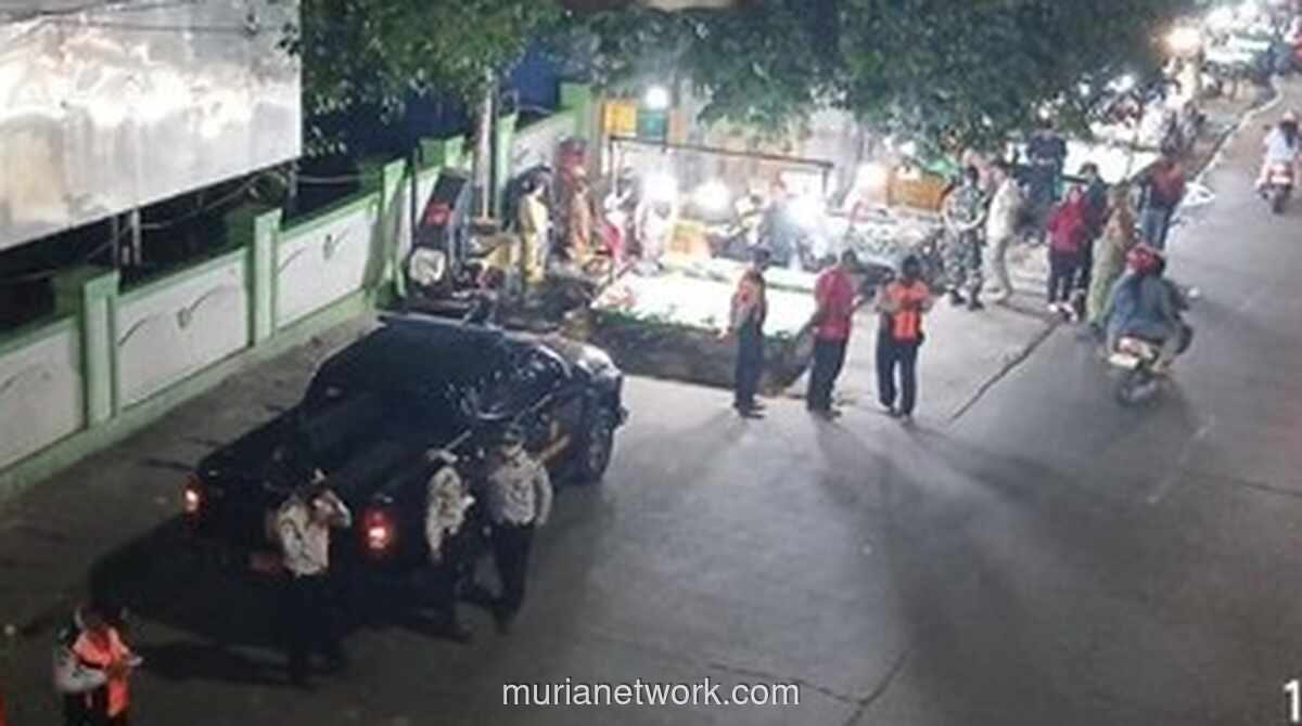 Pemkot Jakarta Timur Tertibkan Pedagang di Jalan Raya Bogor