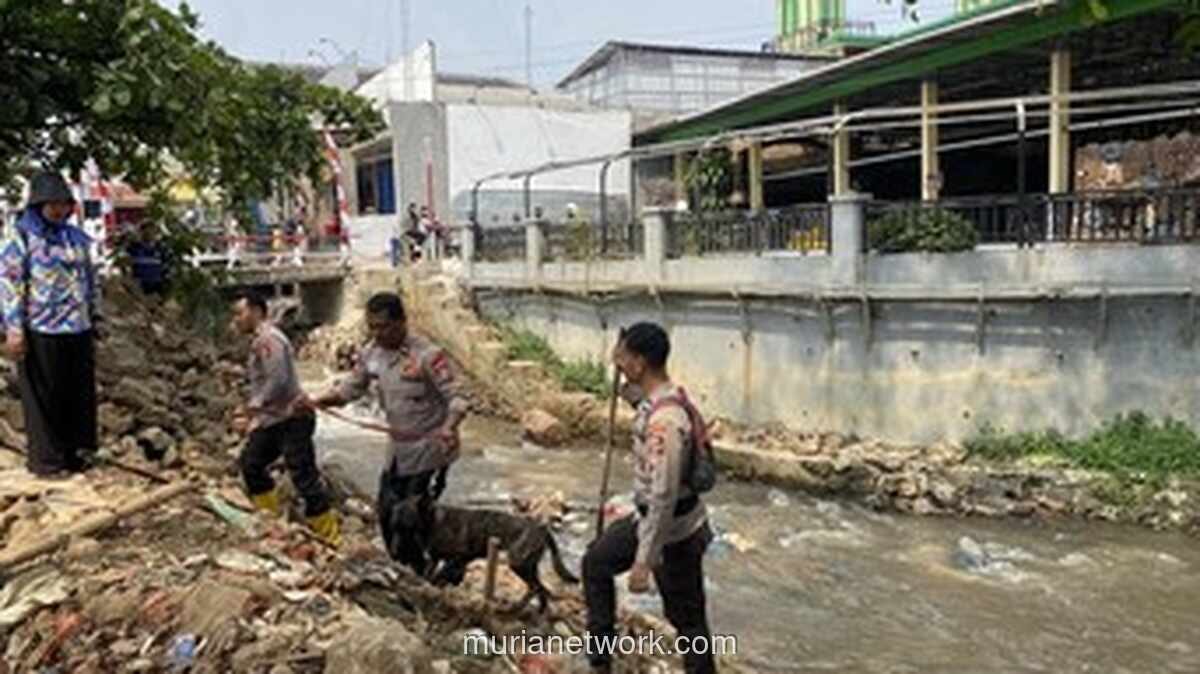 Polisi Sisir Kali Licin Cari Potongan Kaki Korban Mutilasi