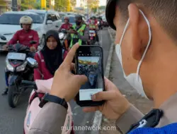 Imbauan Pakai Helm Saat Antar Anak Sekolah Viral di Makassar